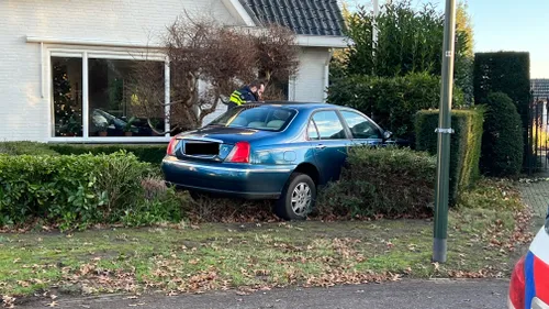 dronken automobilist belandt in voortuin woning op scheifelaar 08 1