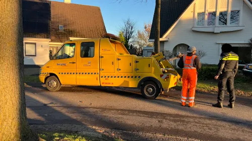 dronken automobilist belandt in voortuin woning op scheifelaar 13