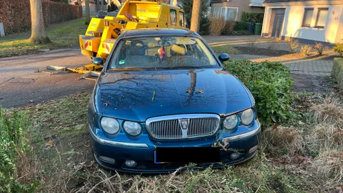 dronken automobilist belandt in voortuin woning op scheifelaar 15