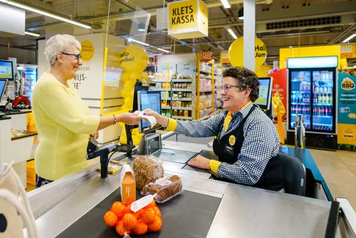 foto 2 jumbo kassiere verwelkomt de eerste klant aan de kletskassa in udenhout