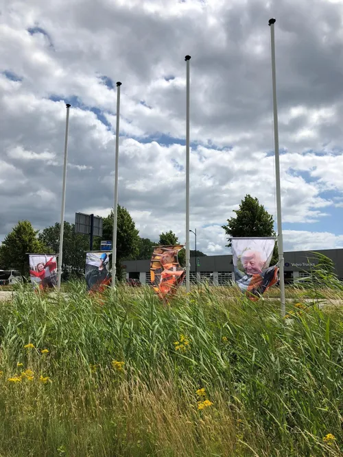 foto eerste banieren klaar om gehesen te worden
