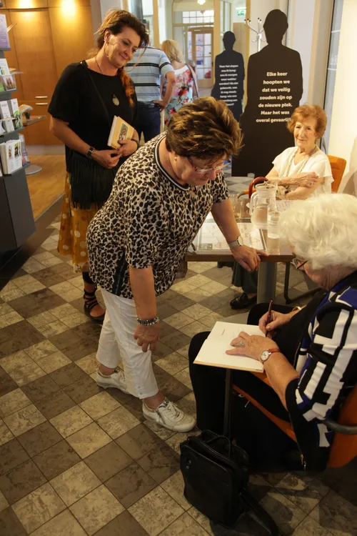 hanneke signeert hannekelief ellen frankenhuis kijkt toe e1567445423911