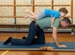 kind op de rug bij papa 1