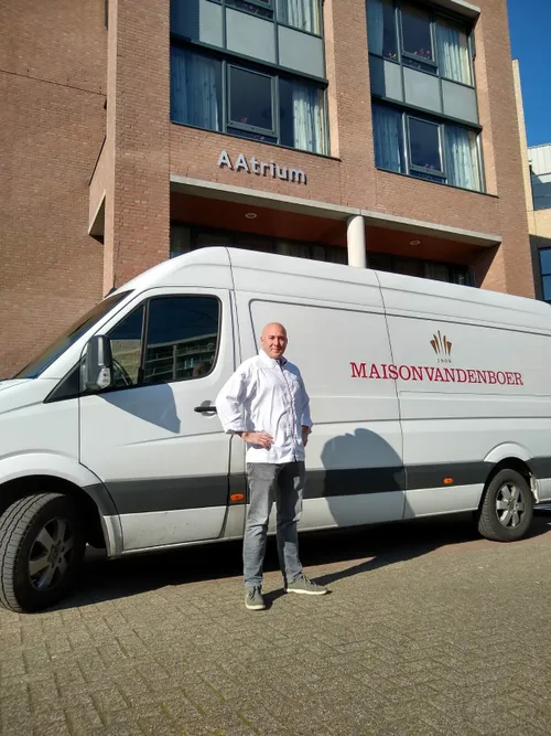 lage resolutie jeroen spijker brengt gebak bij brabantzorg