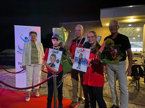 lisa pietersen en jarno van gorkum en theo passier met coby van der pas wethouder en rolf de jong srm