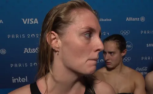 Teleurgestelde blik op de gezichten van Marrit Steenbergen (voorgrond) en Sam van Nunen na het mislopen van de finale op de 4 x 100 mtr. vrije slag estafette.