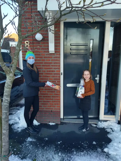 merel kuitert bibliotheek overhandigt winnares juultje haar prijs