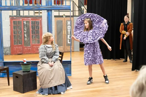 scenefoto kleren maken de keizer met assepoester en de goede fee c2a9 frency koster