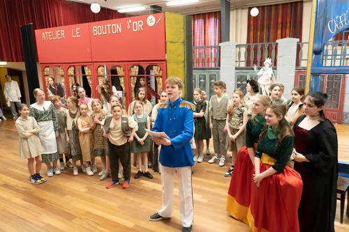 scenefoto kleren maken de keizer met prins oswald en het ensemble c2a9 frency koster