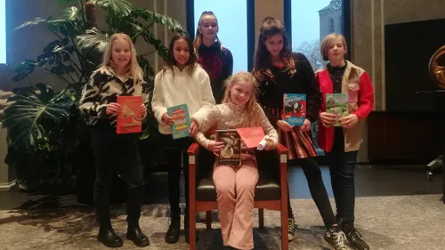 schijndelse winnaar fenna ligthart samen met andere schijndelse voorlezers