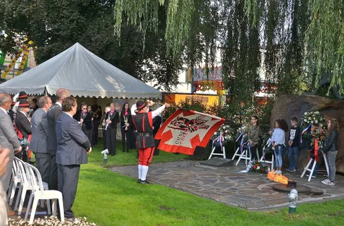 vaandelgroet bij het monument