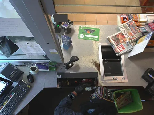 ve pakt geld uit kassa
