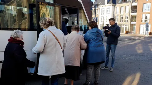 zusters instappen bus 1