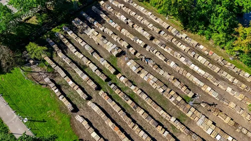 Twaalf rijen met pallets liggen klaar voor de kinderen om hutten te bouwen