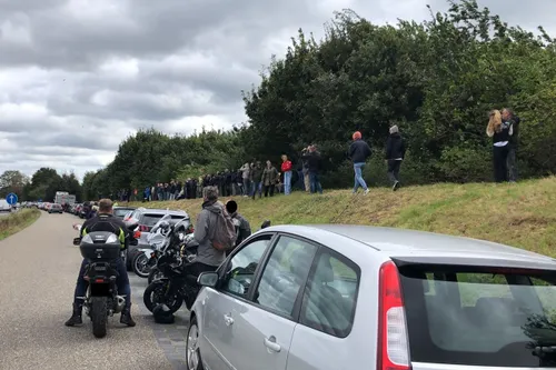 Ruim twee uur voor vertrek van de F16's stonden belangstellenden al op de parkeerplaatsen rondom de vliegbasis.