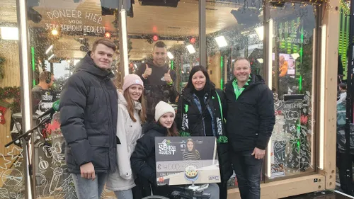 &nbsp; v.l.n.r. Yoeri (broer van Fenne), Amber (schoonzus van Fenne), Fenne, Barend van Deelen (dj, achter Fenne), Cindy (moeder van Fenne) en Paul (vader van Fenne) - foto:&nbsp;Lynn Kuijs
