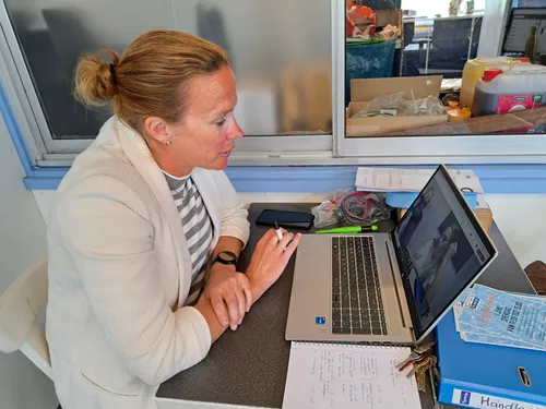 Yara Kee in overleg met leerlingen fioretti college