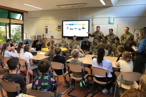 15-09-2025 Bezoek 101st Airborne aan BS De Empel in Erp 02