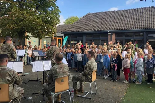 15-09-2025 Bezoek 101st Airborne aan BS De Empel in Erp 05