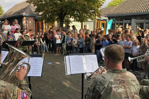 15-09-2025 Bezoek 101st Airborne aan BS De Empel in Erp 07