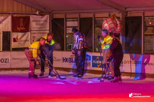 30-12-2025IJshockeywedstrijdBrandweerPolitieVeghel-11