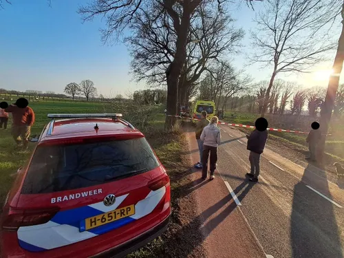 22-03-2026 Auto tegen boom Erp 04