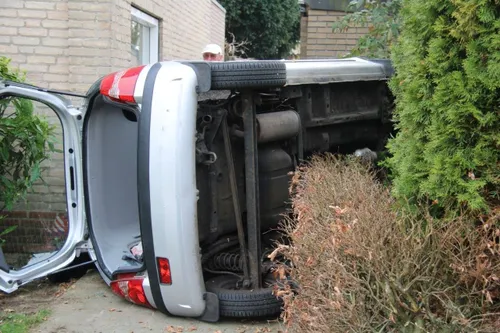 23-03-2026 Auto op kant Schijndel 04