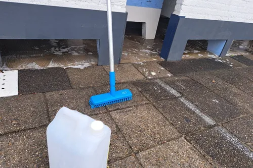 19-04-2026 Schoonmaak openlucht zwembad 03