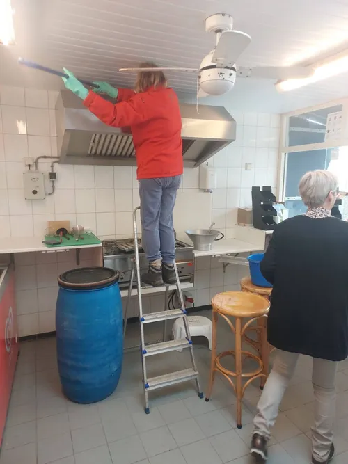 19-04-2026 Schoonmaak openlucht zwembad 04