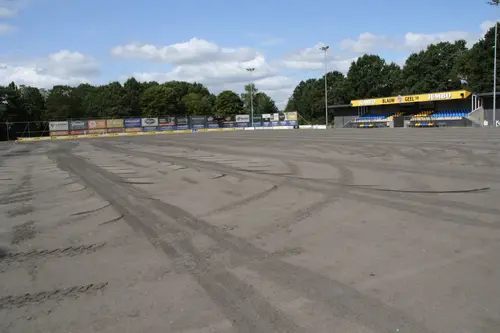 Vervanging kunstgras hoofdveld Blauw Geel1