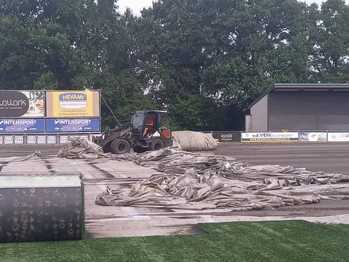 Vervanging kunstgras hoofdveld Blauw Geel2