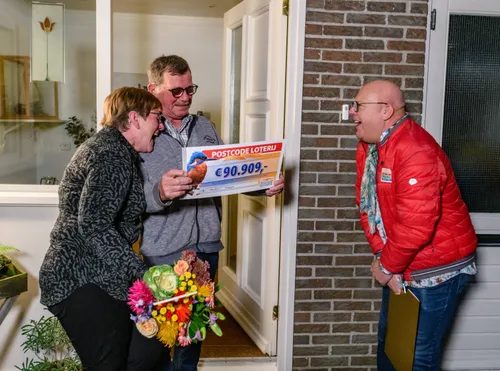 meppel harry en liesbeth ontvangen cheque van 90909 euro van postcode loterij ambassadeur gaston starreveld
