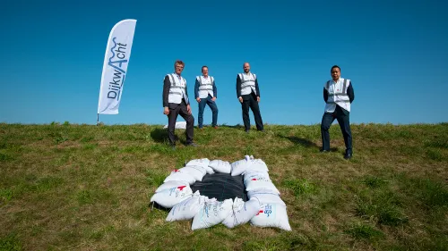 wdod rode kruis de officic3able ondertekening werd symbolisch onderstreept 2