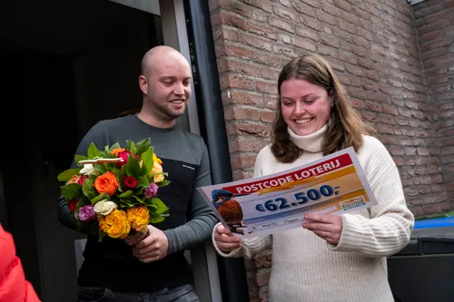 denise ontvangt cheque van 62500 euro van de postcode loterij