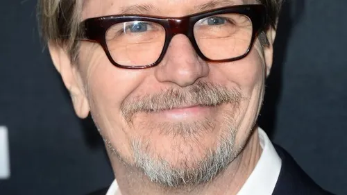 gary oldman gaat mogelijk winston churchill spelen