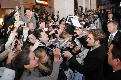 robert pattinson fans 590x391