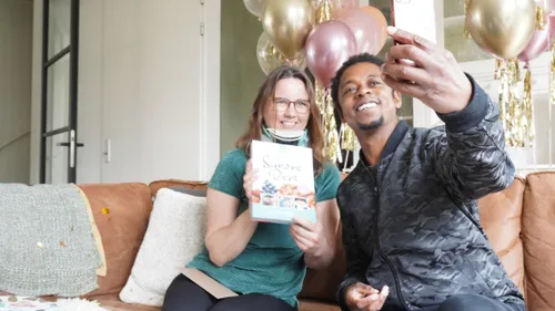 typhoon neemt eerste exemplaar kookboek in ontvangst van ernstig zieke simone bent 9