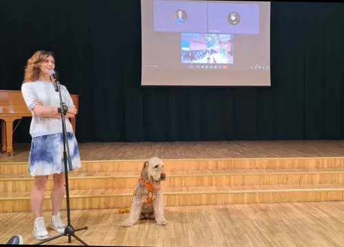 Inga Norkūnienė ir šuo Kuršis Neringos gimnazijoje / „Kas vyksta Neringoje“ nuotr.