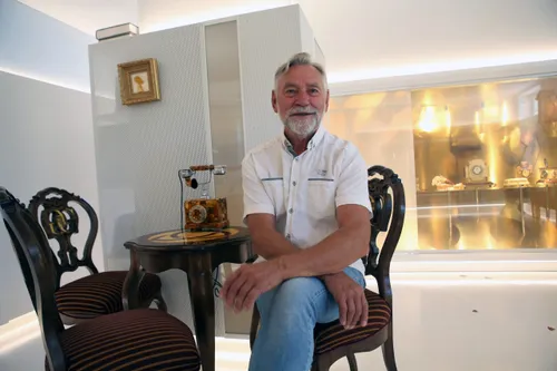 Vienas iš muziejaus įkūrėjų Kazimieras Mizgiris, įsitaisęs Gintaro kambaryje./M. Patašiaus nuotr.