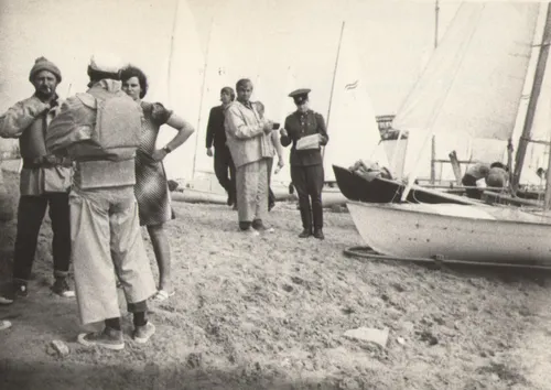 Prieš varžybas Baltijos jūroje sovietmečiu buvo tikrinami buriuotojų dokumentai / K. Juškevičiaus archyvo nuotr.