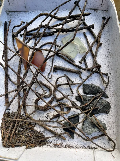 K. Mizgiris per ilgus metus rastus kopose artefaktus saugo specialioje dėžutėje / M. Patašiaus nuotr.