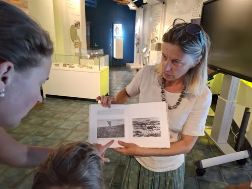 Kuršių nerijos istorijos muziejaus ekskursijų vadovė Jūratė Ruzveltienė / S. Javaitytės nuotr.