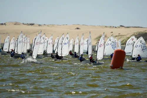 „Optimist“ klasės jachtos Nidoje, Kuršių mariose / Mindaugo Jonuškos nuotr.