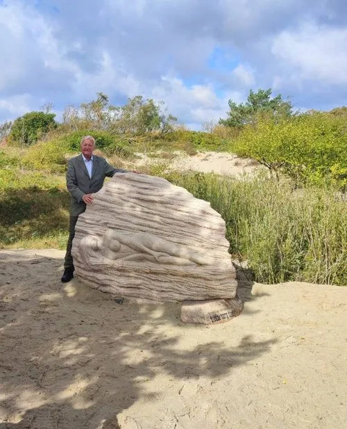 Skulptūra skirta fotomenininko Rimanto Dichavičiaus kūrybai / Neringos savivaldybės nuotr.