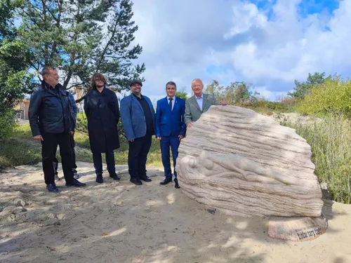 Skulptūra skirta fotomenininko Rimanto Dichavičiaus kūrybai / Neringos savivaldybės nuotr.