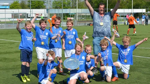 20116 05 09 veensche boys f3 7 5 kampioen 1 krant