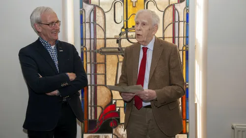 2015 01 26 boekpresentatie callenbach jan cozijnsen links ontvangt de eerste jaargang van de nijkerksche courant van de heer w callenbach rechts