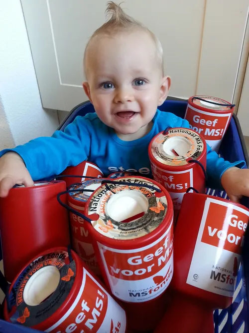 2015 03 06 tycho zoon van collecte coc3b6rdinator in wasmand vol collectebussen