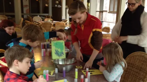 2015 04 22 accent en selien heek spakenburgaan het werk in de recreatie