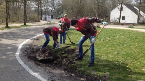 2015 04 22 accent esmc3a9e spierings naarden stein pilon zeewolde en een leerling uit zeist aan het werk in de groenvoorziening